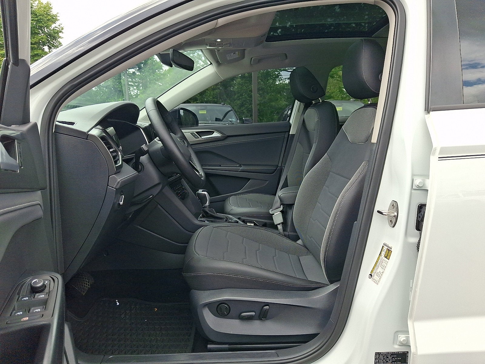2025 Volkswagen Taos SE Black