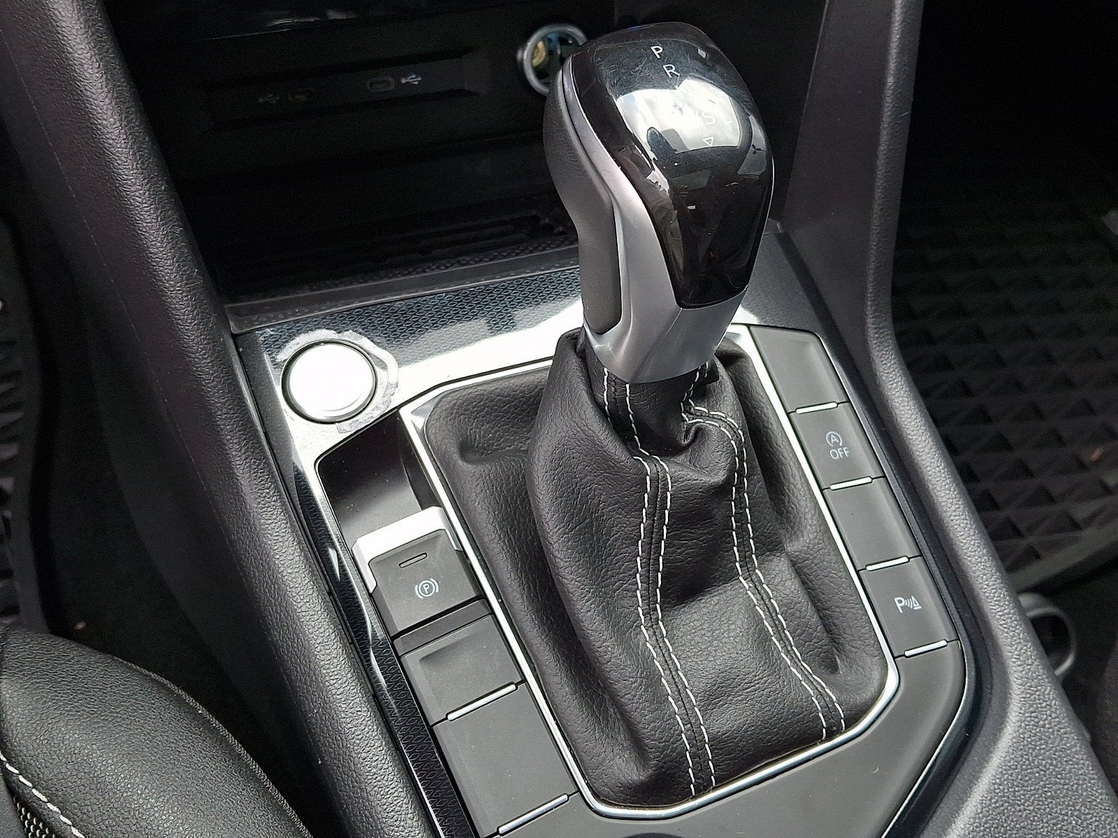 2025 Volkswagen Taos SE Black