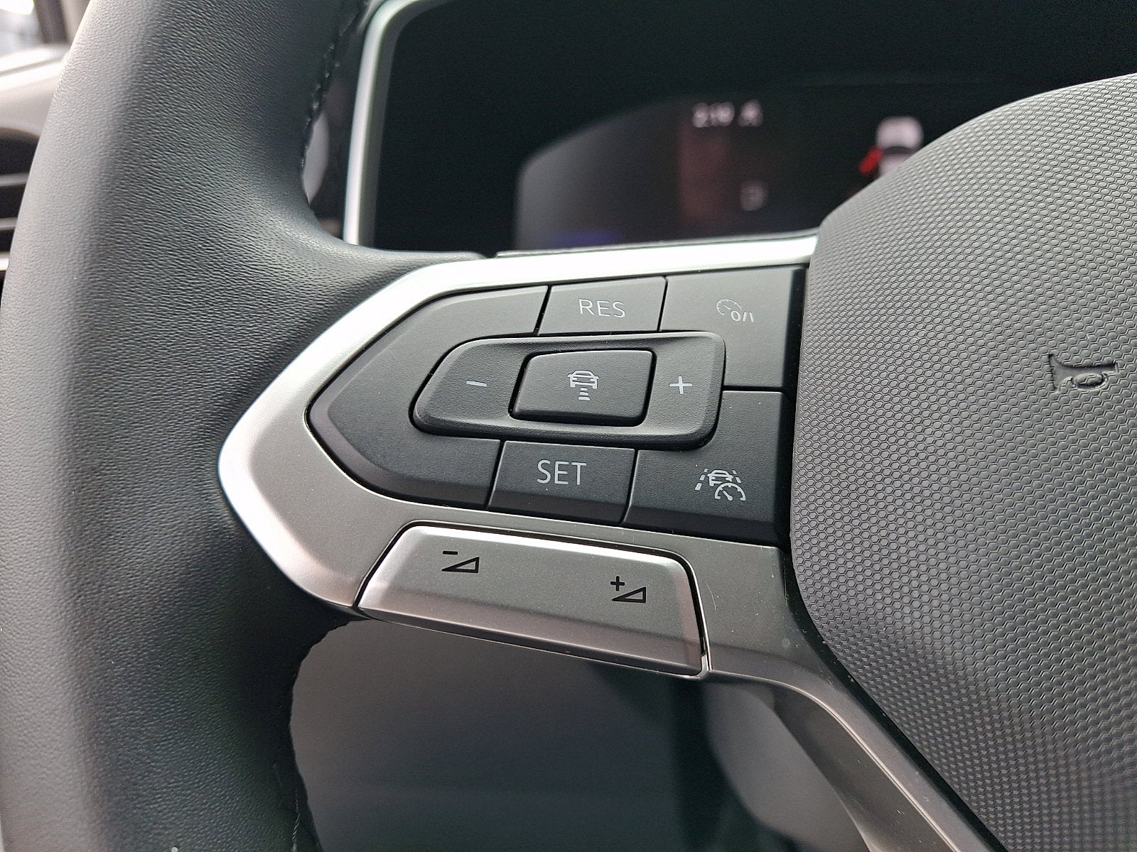 2025 Volkswagen Taos SE Black