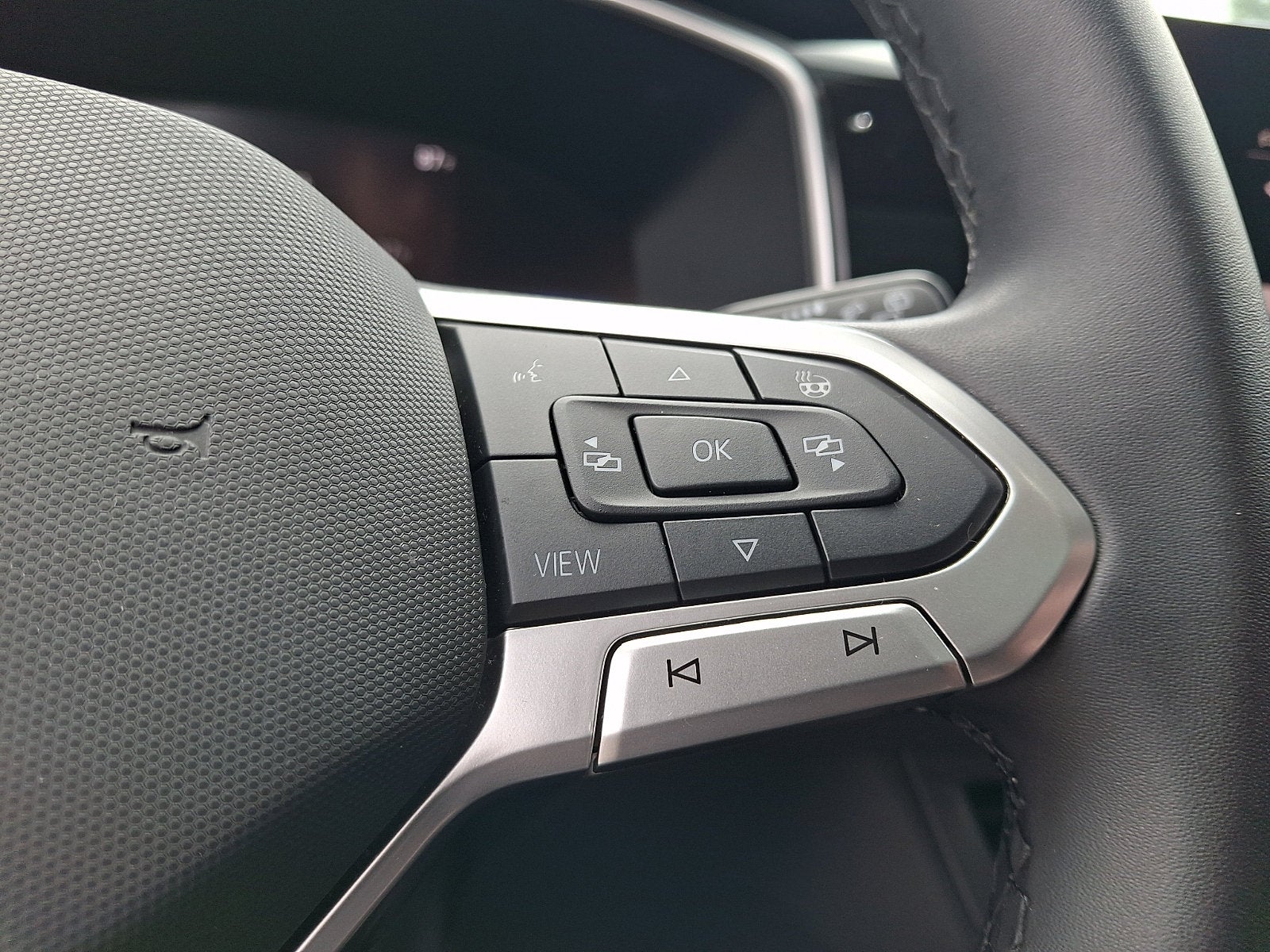 2025 Volkswagen Taos SE Black