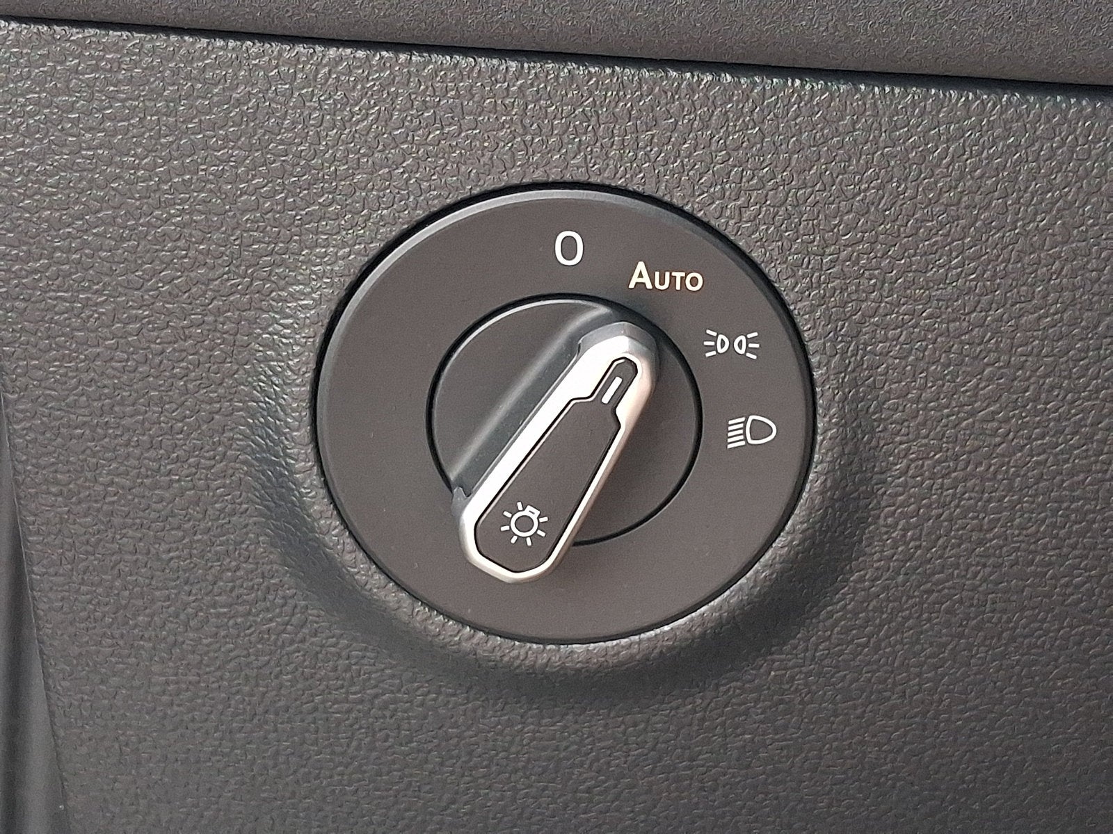 2025 Volkswagen Taos SE Black