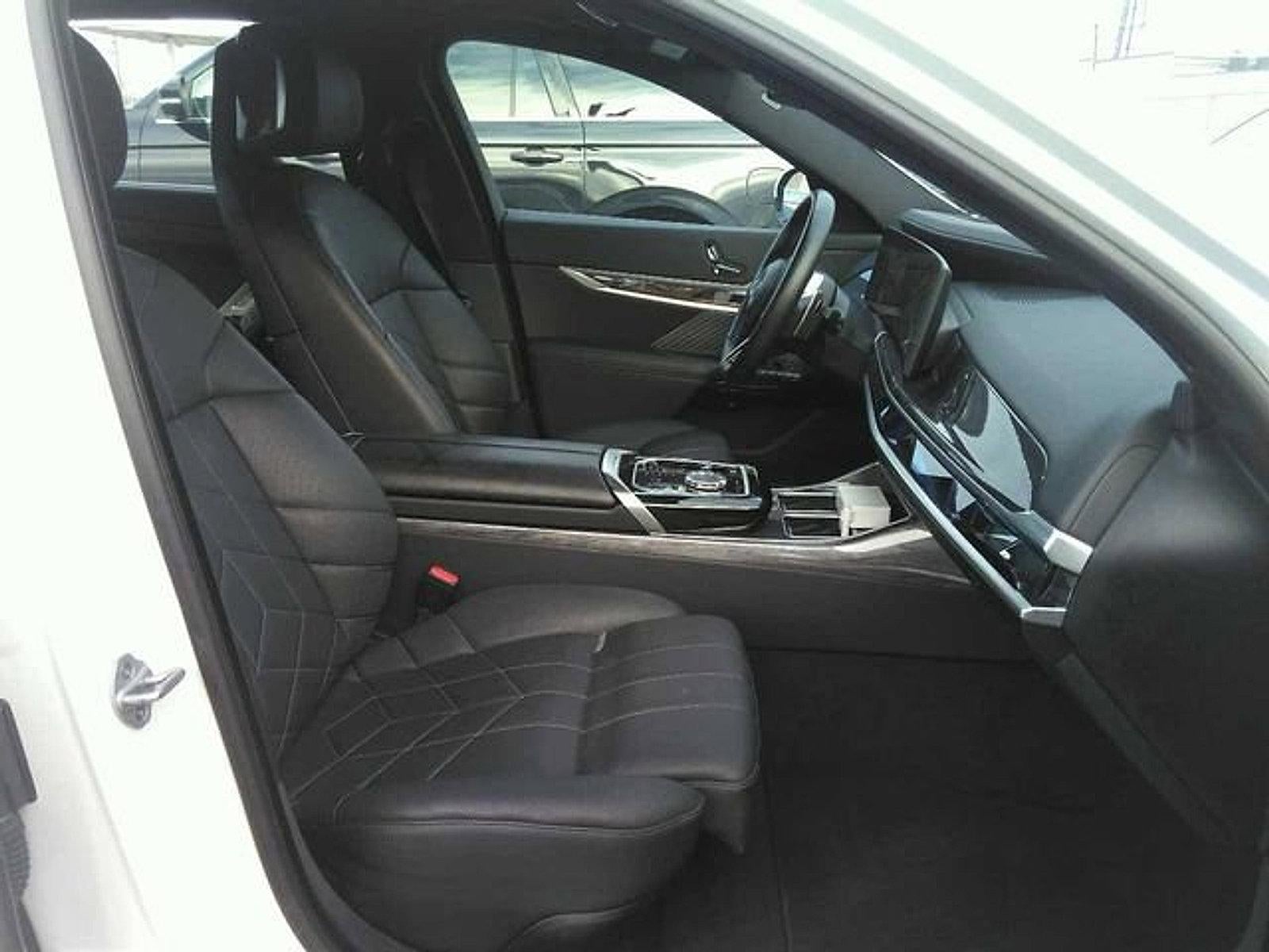 2025 BMW 740i xDrive Sedan