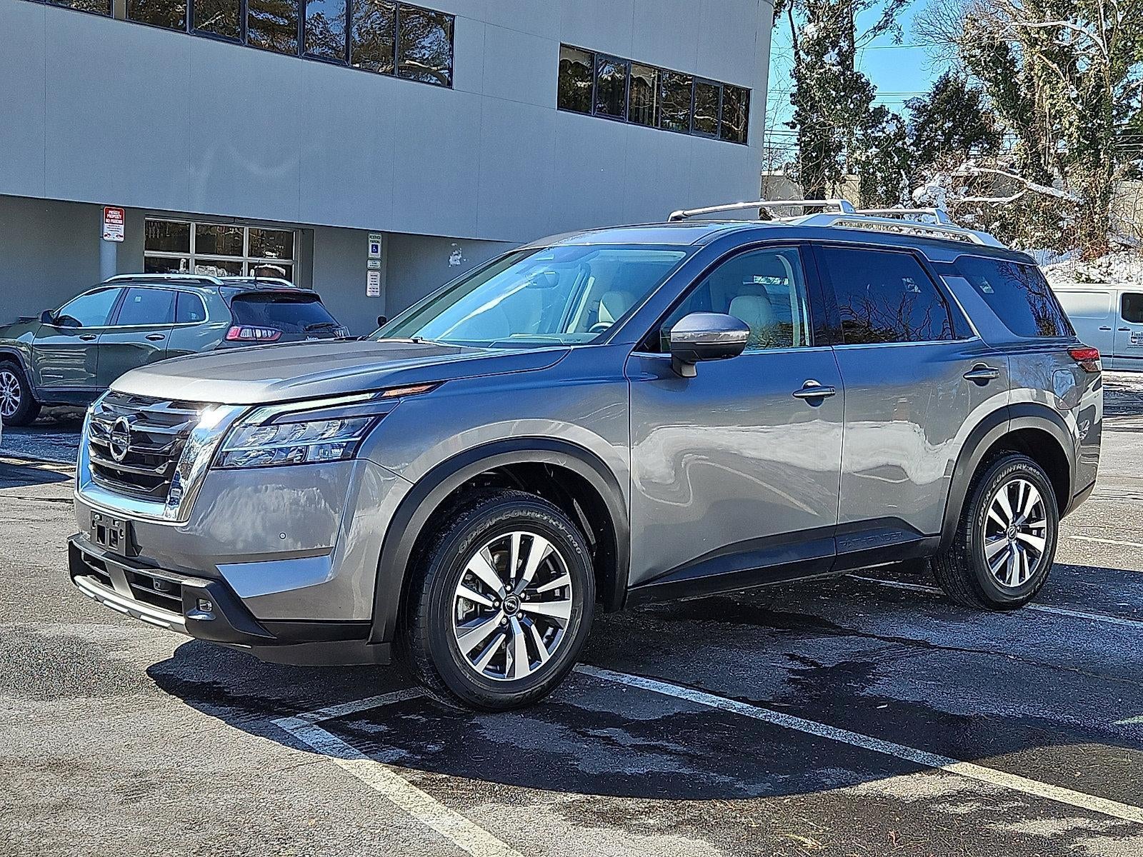 2023 Nissan Pathfinder SL